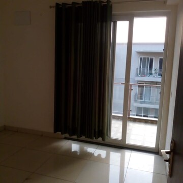 Room in 3 BHK Apartment at BPTP Amstoria, Sector 102 – for Rent
