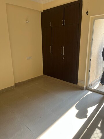 Room in 3 BHK Apartment at Paramount Floraville, Sector 137 – for Rent