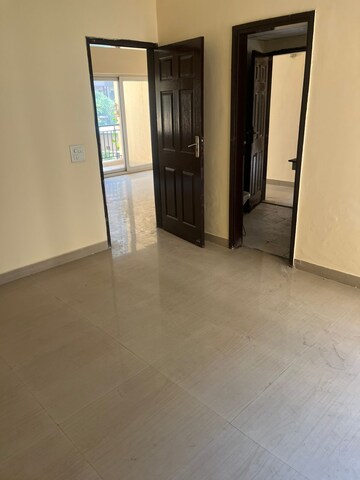 Room in 3 BHK Apartment at Paramount Floraville, Sector 137 – for Rent