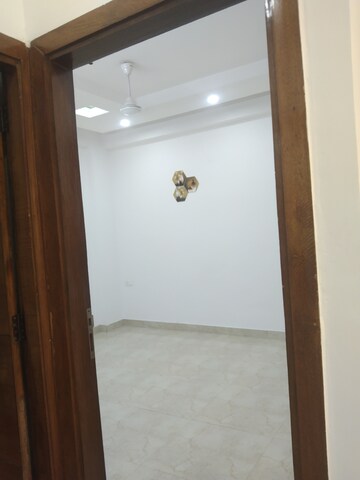 Room in 3 BHK Builder Floor at Niti Khand – for Rent