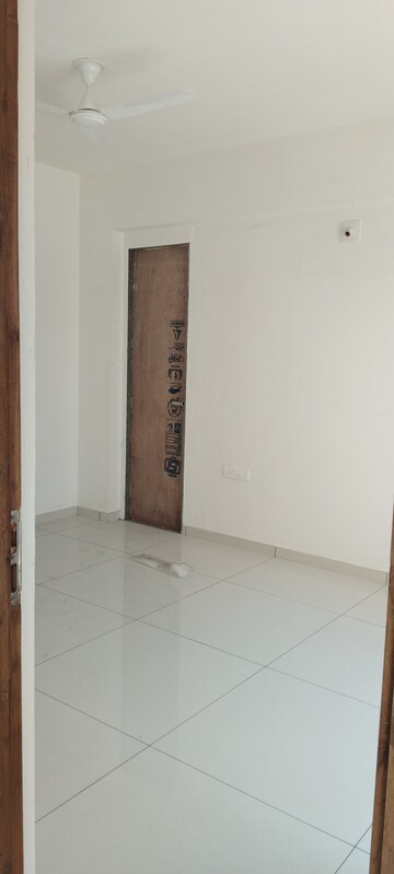 Room in 3 BHK Penthouse at Vaishnodevi Circle – for Rent