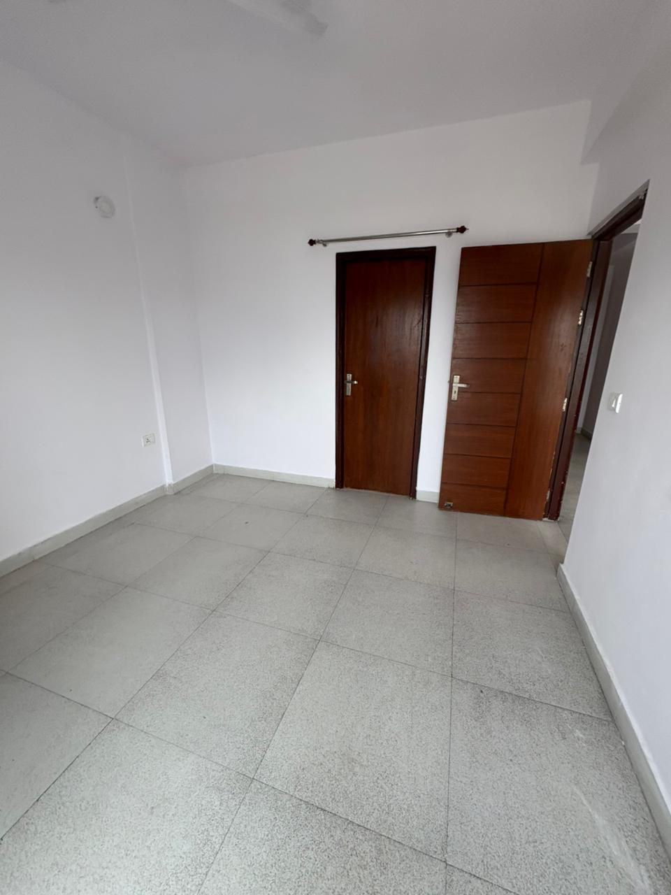 3 BHK + Servant Room Apartment For Rent in Nimbus The Golden Palm