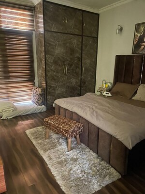 Bedroom in 3 BHK Builder Floor at Dlf Phase ii – for Sale