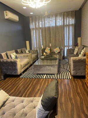Living Room in 3 BHK Builder Floor at Dlf Phase ii – for Sale