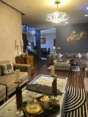 Living Room in 3 BHK Builder Floor at Dlf Phase ii – for Sale