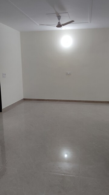 Room in 2 BHK Builder Floor at Sector 9a – for Rent