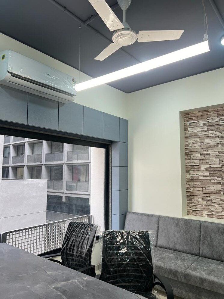  Parking, sun-westbank Commercial Office Space 740 Sq.Ft. In Navrangpura Ahmedabad 8843693