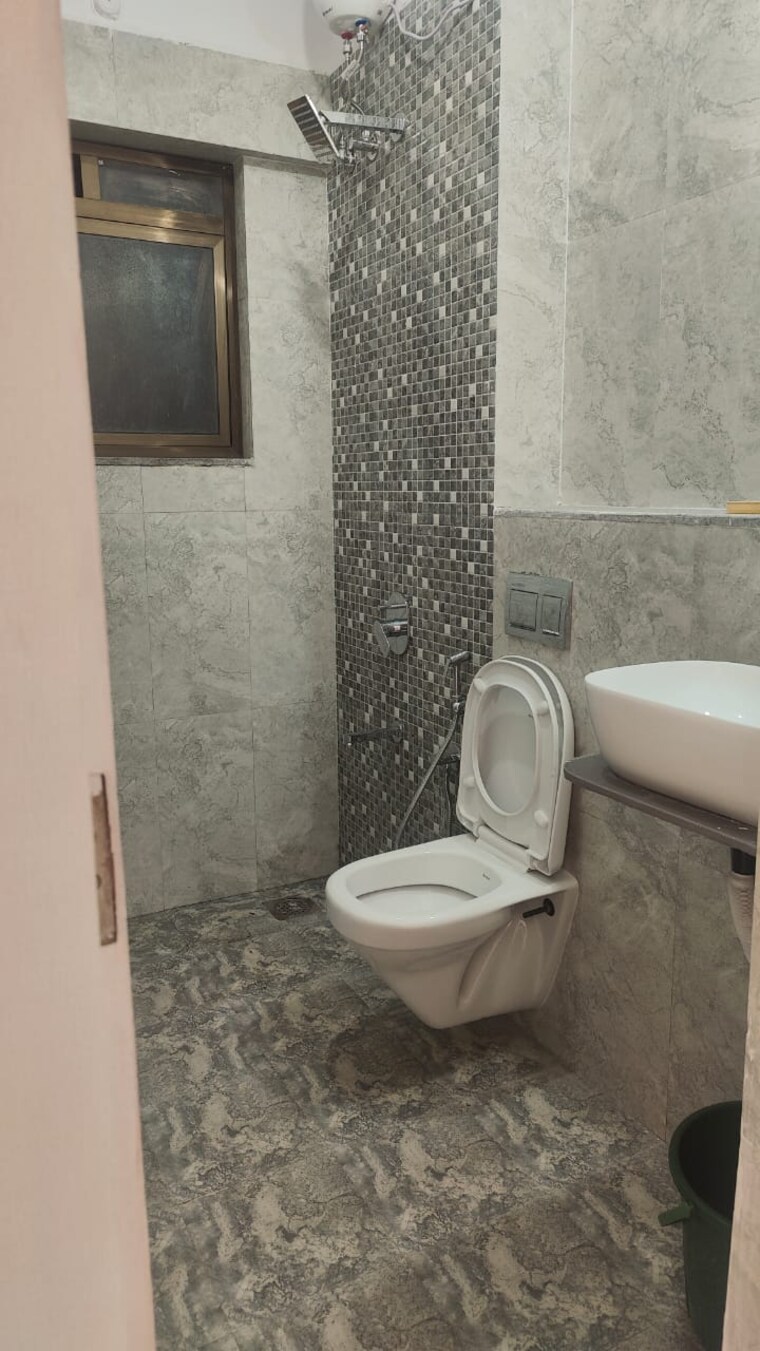 Bathroom, saraswati vihar 4 Bedroom 1550 Sq.Ft. Apartment In Saraswati Vihar Delhi 8843730