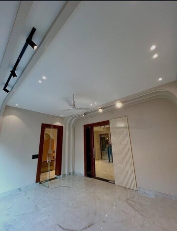 Room in 2 BHK Builder Floor at Sector 30 – for Rent
