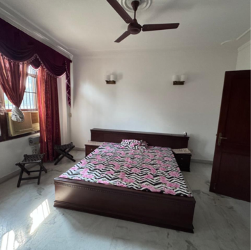 Bedroom in 3 BHK Builder Floor at DLF Oakwood Estate, Sector 25 – for Rent