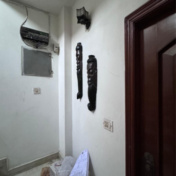 Room in 3 BHK Builder Floor at DLF Oakwood Estate, Sector 25 – for Rent