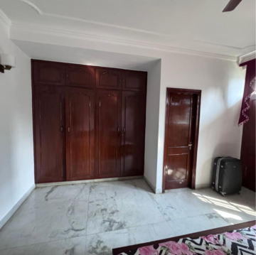 Room in 3 BHK Builder Floor at DLF Oakwood Estate, Sector 25 – for Rent