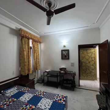 Bedroom in 3 BHK Builder Floor at DLF Oakwood Estate, Sector 25 – for Rent