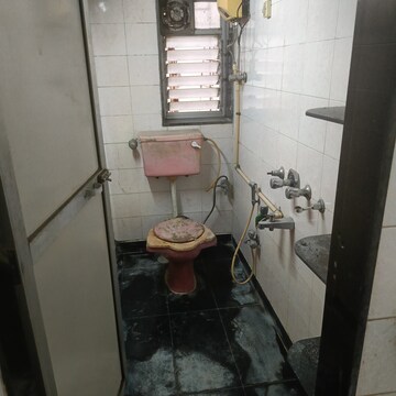 Bathroom in 1 BHK Apartment at Yojana, Girgaon – for Rent