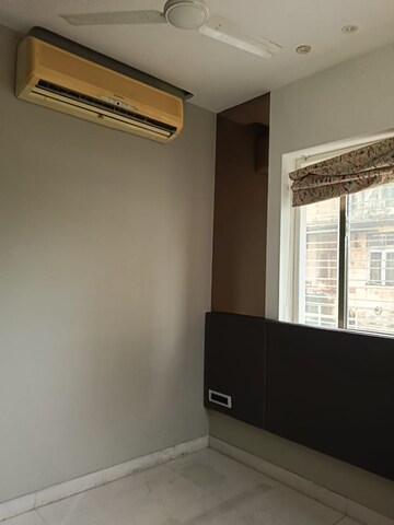 Room in 2 BHK Apartment at Worli Naka – for Rent