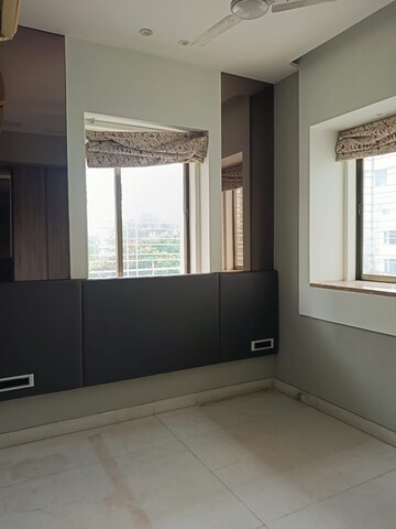 Room in 2 BHK Apartment at Worli Naka – for Rent
