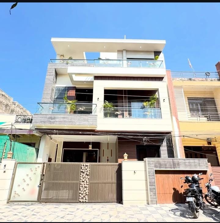 3 BHK + Pooja Room,Servant Room Builder Floor For Sale in Building Floor 