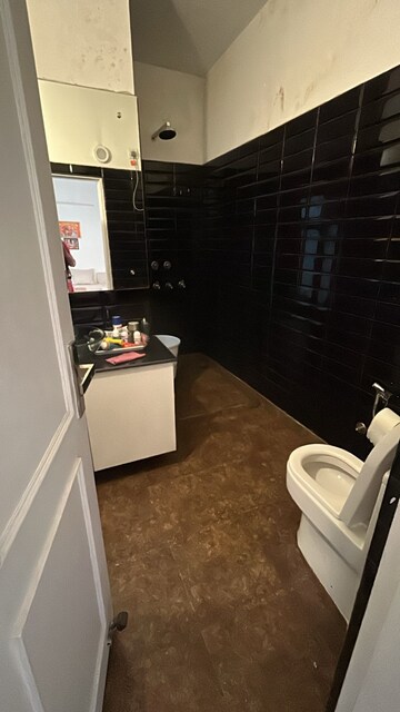 Parking in 6 BHK Independent House at Palam Vihar Residents Association, Palam Vihar – for Sale