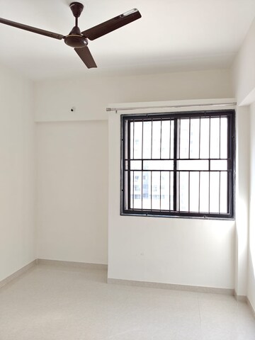 Room in 2 BHK Apartment at Kohinoor Viva City, Dhanori – for Rent