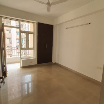 Room in 3 BHK Apartment at BPTP Park Generations, Sector 37d – for Rent