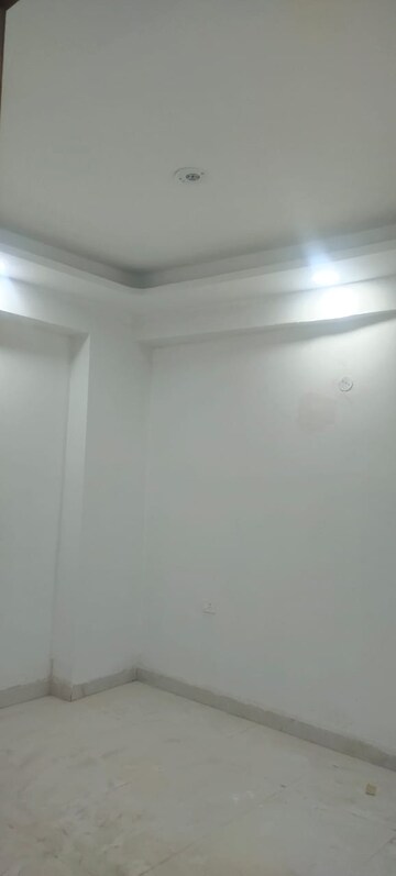 Room in 1.5 BHK Builder Floor at Sector 73 – for Rent
