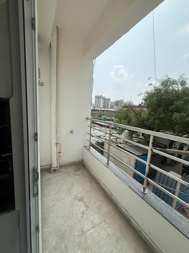 Balcony, sector 73 1.5 Bedroom 1040 Sq.Ft. Builder Floor In Sector 73 Noida 8844448