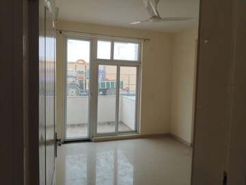 Room in 2 BHK Apartment at Satluj Apartments Gomti Nagar, Gomti Nagar – for Rent