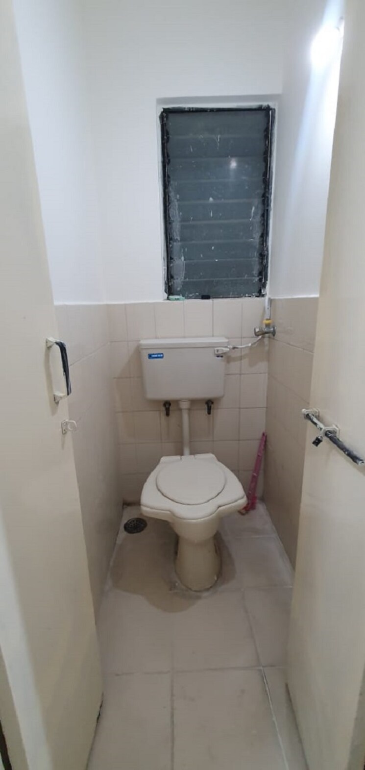 Bathroom, oxford-blues 1 Bedroom 563 Sq.Ft. Apartment In Wanowrie Pune 8844574