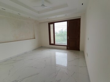 Room in 3.5 BHK Builder Floor at Uday Arden 45, Sector 45 – for Rent