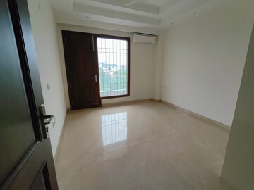 Room in 3.5 BHK Builder Floor at Uday Arden 45, Sector 45 – for Rent