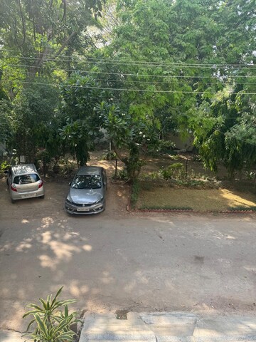 Parking in 3 BHK Builder Floor at Dlf Phase ii – for Sale