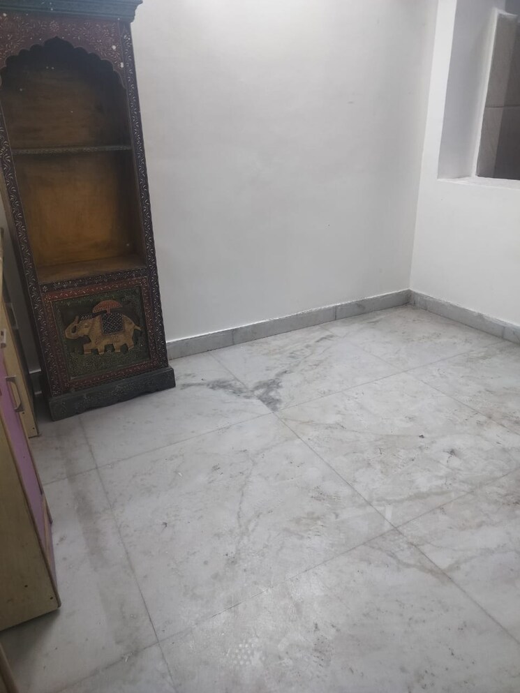 Room, arun-vihar 1 RK 450 Sq.Ft. Apartment In Sector 29 Noida 8845383