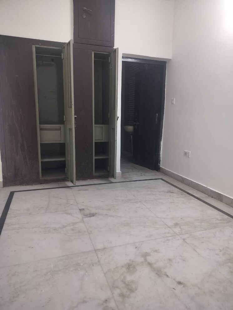 Room, arun-vihar 1 RK 450 Sq.Ft. Apartment In Sector 29 Noida 8845383