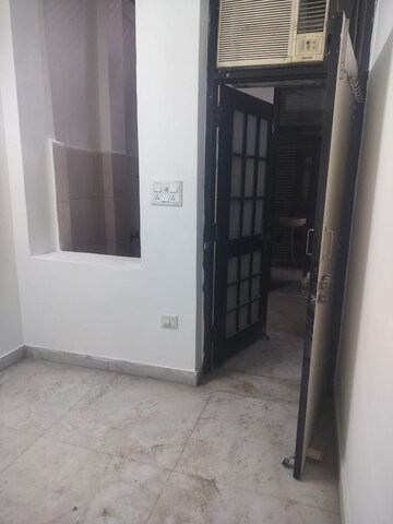 Room in 1 RK Apartment at Arun Vihar, Sector 29 – for Rent