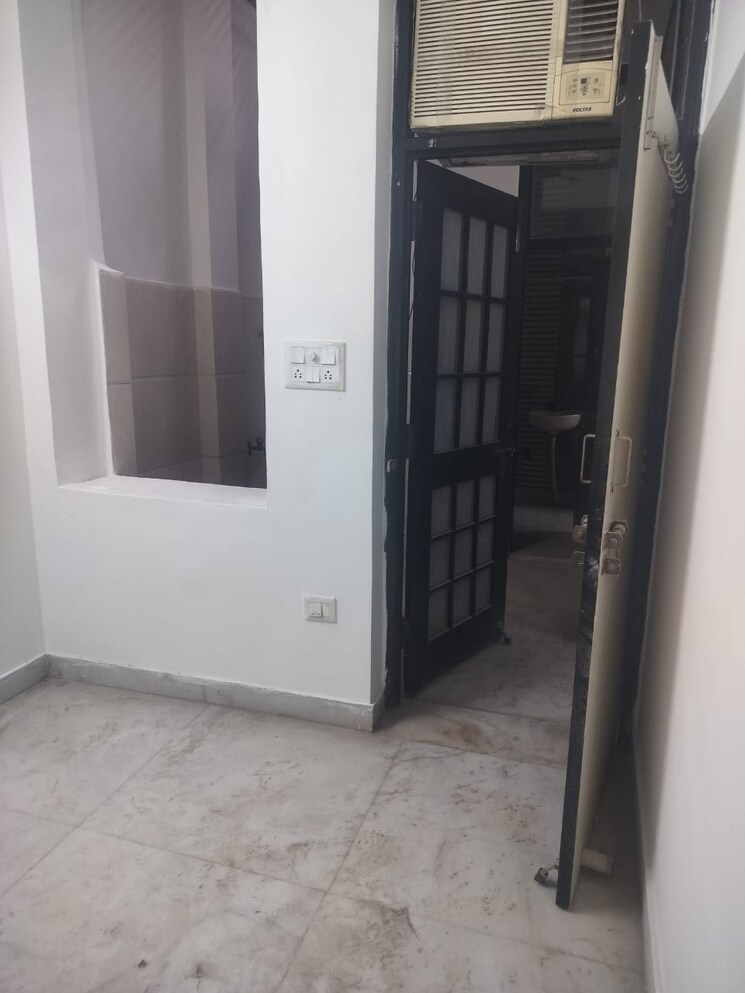 Room, arun-vihar 1 RK 450 Sq.Ft. Apartment In Sector 29 Noida 8845383