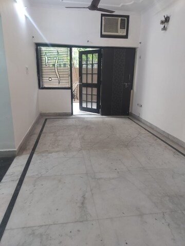 Room in 1 RK Apartment at Arun Vihar, Sector 29 – for Rent