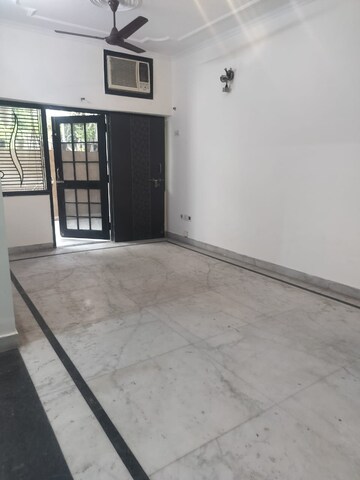 Room in 1 RK Apartment at Arun Vihar, Sector 29 – for Rent