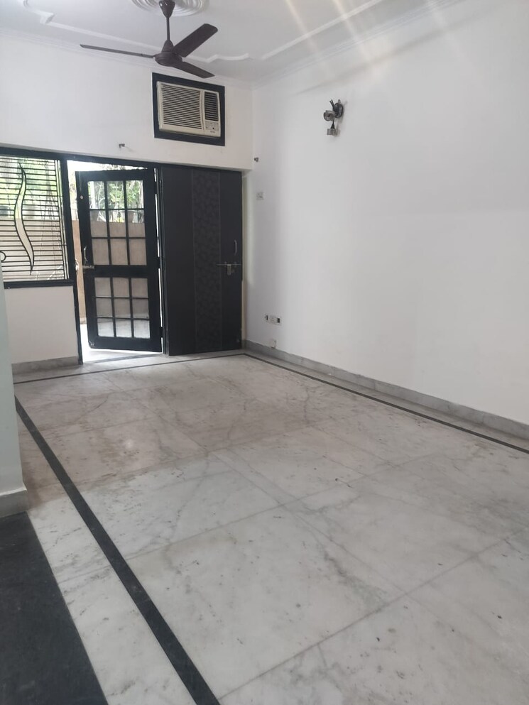 Room, arun-vihar 1 RK 450 Sq.Ft. Apartment In Sector 29 Noida 8845383