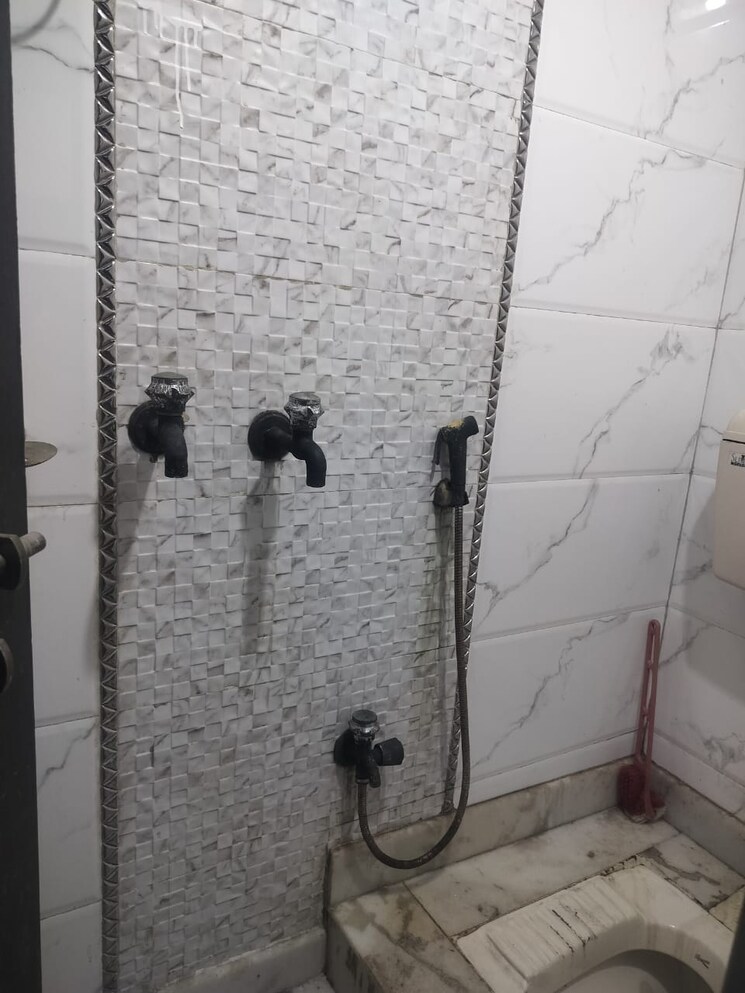 Bathroom, arun-vihar 1 RK 450 Sq.Ft. Apartment In Sector 29 Noida 8845383
