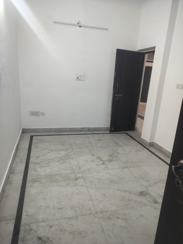 Room, arun-vihar 1 RK 450 Sq.Ft. Apartment In Sector 29 Noida 8845383