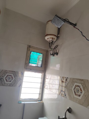 Furnished Amenities in 1 RK Apartment at Arun Vihar, Sector 29 – for Rent