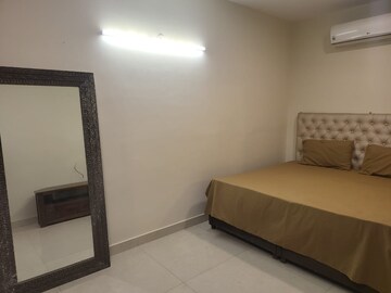 Room in 4 BHK Builder Floor at Dlf Phase ii – for Rent