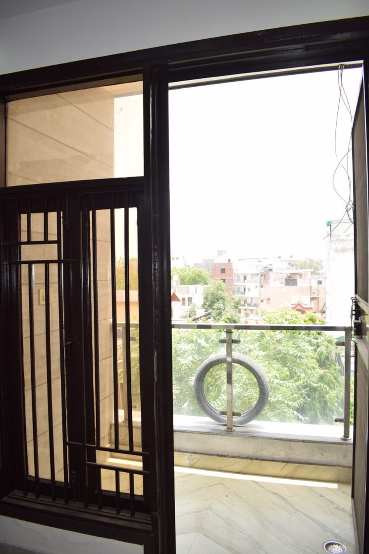 Balcony, mahaveer nagar 2 Bedroom 75 Sq.Yd. Builder Floor In Mahaveer Nagar Delhi 8845389