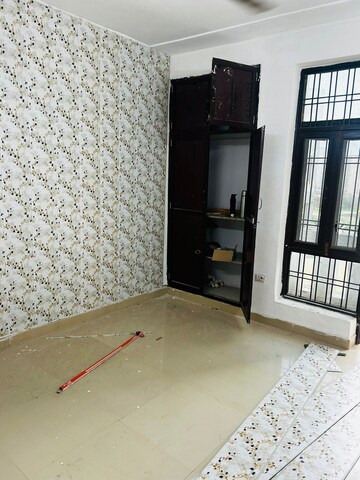 Room in 3 BHK Apartment at Sector 91 – for Sale