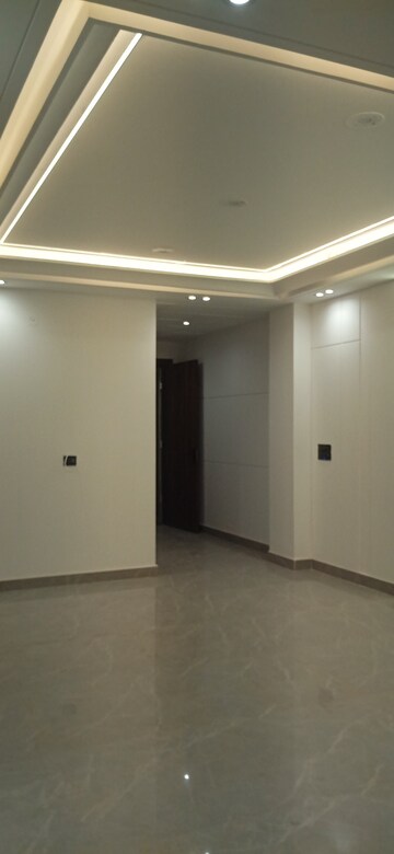 Room in 3 BHK Apartment at Igi Airport Area – for Sale