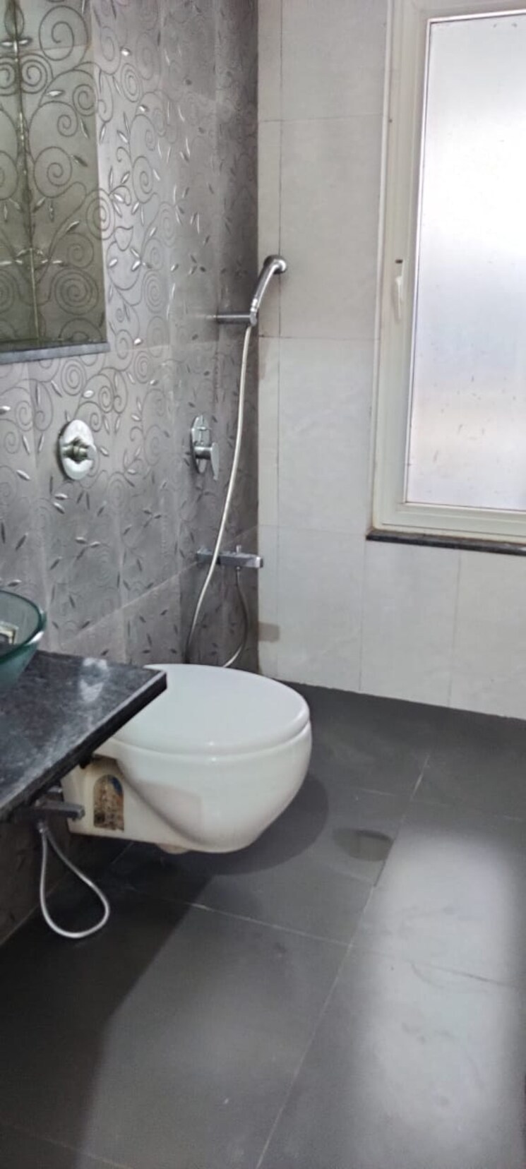 Bathroom, je-and-vee-om-trimurti 3 Bedroom 941 Sq.Ft. Apartment In Malad East Mumbai 8845931