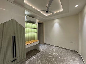 Room in 4 BHK Apartment at Vasant Vihar – for Rent