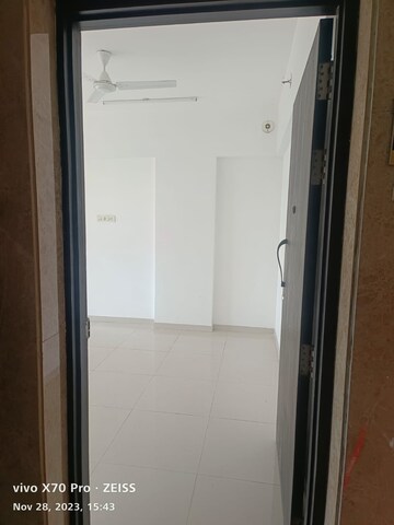 Room in 2 BHK Apartment at Nahar Cayenne, Powai – for Rent