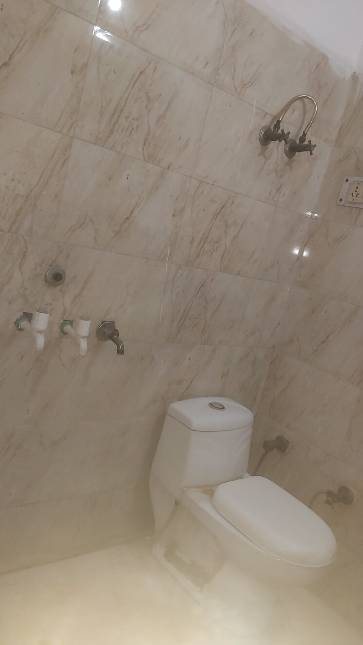 Bathroom, mayur vihar 2.5 Bedroom 650 Sq.Ft. Builder Floor In Mayur Vihar Delhi 8846022
