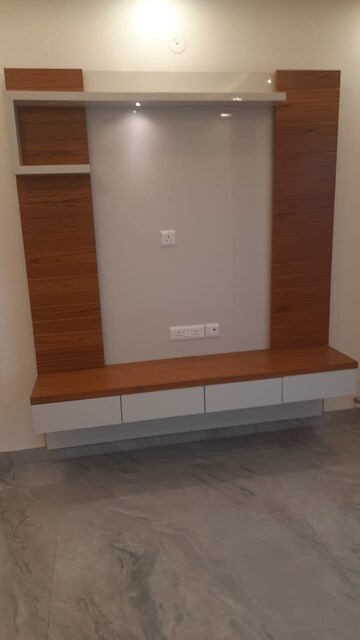 Room in 3.5 BHK Apartment at Omaxe Spa Village, Sector 78 – for Rent